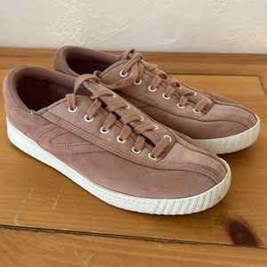 Tretorn soft pink suede sneakers. Padded comfort with classic tretorn styling.